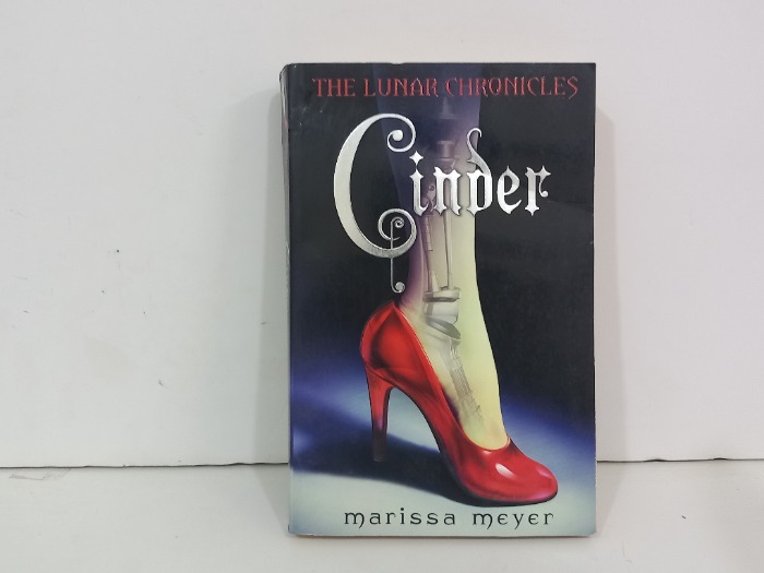 THE LUNAR CHRONICLES CinDer